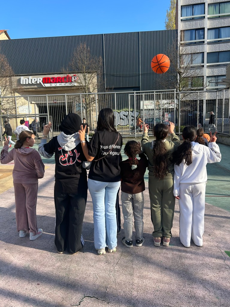 Jongeren die deelnemen aan een creatieve activiteit.