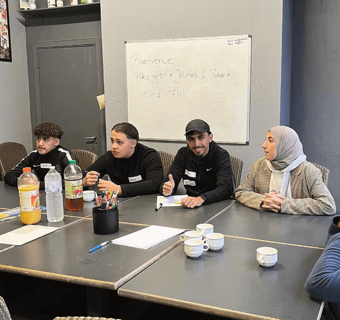 Groep jongeren die samenwerken aan een project
